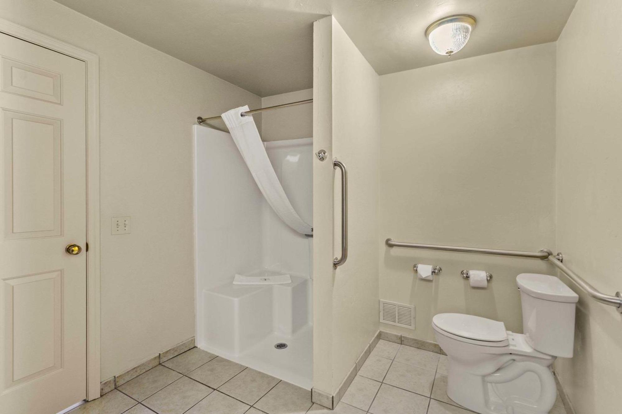 Quality & Downtown Hotel